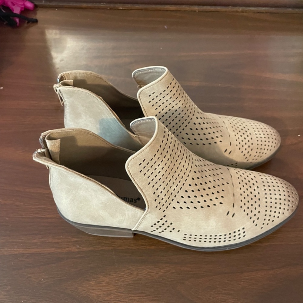Boots - Picture 2 of 3